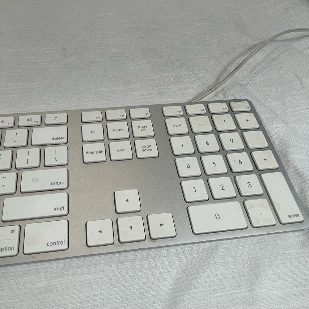 Apple A1243 Wired USB Keyboard with Numeric Keypad
